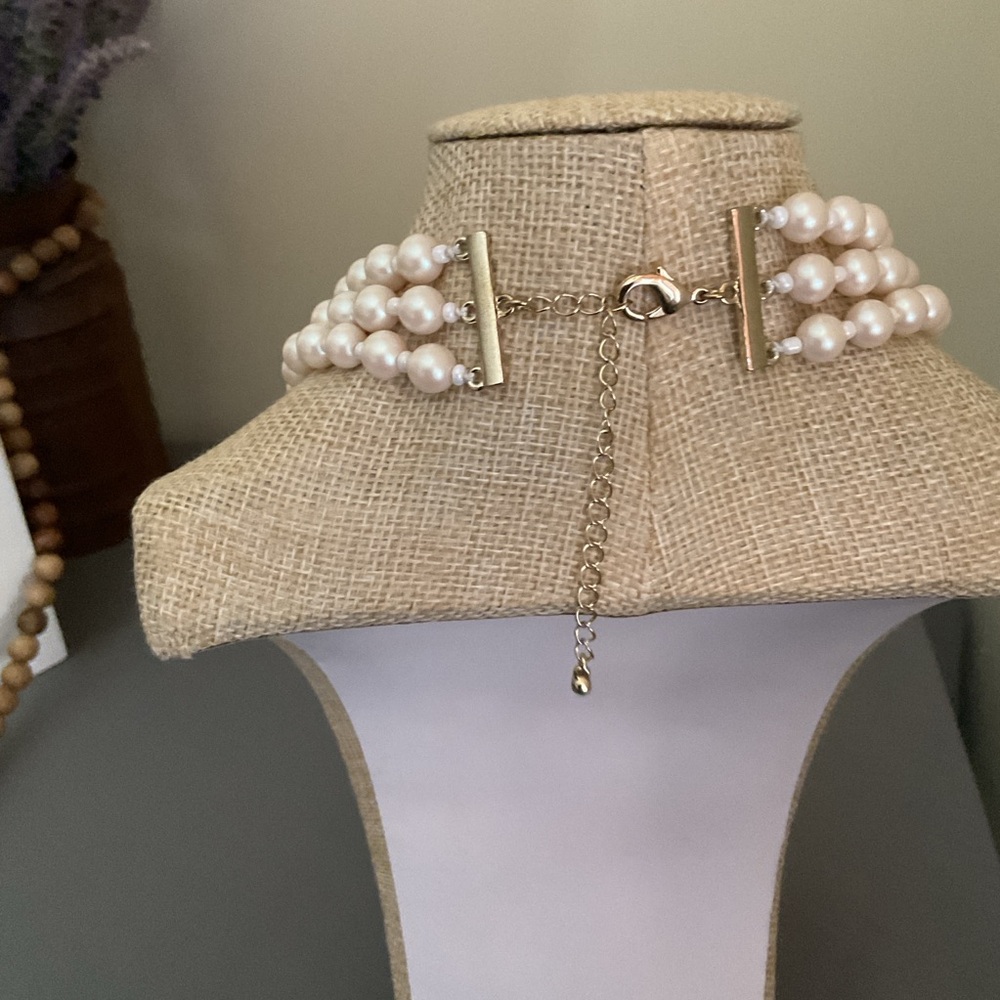 Elegant Pearl Necklace with Green and Gold Accents - Picture 3 of 3